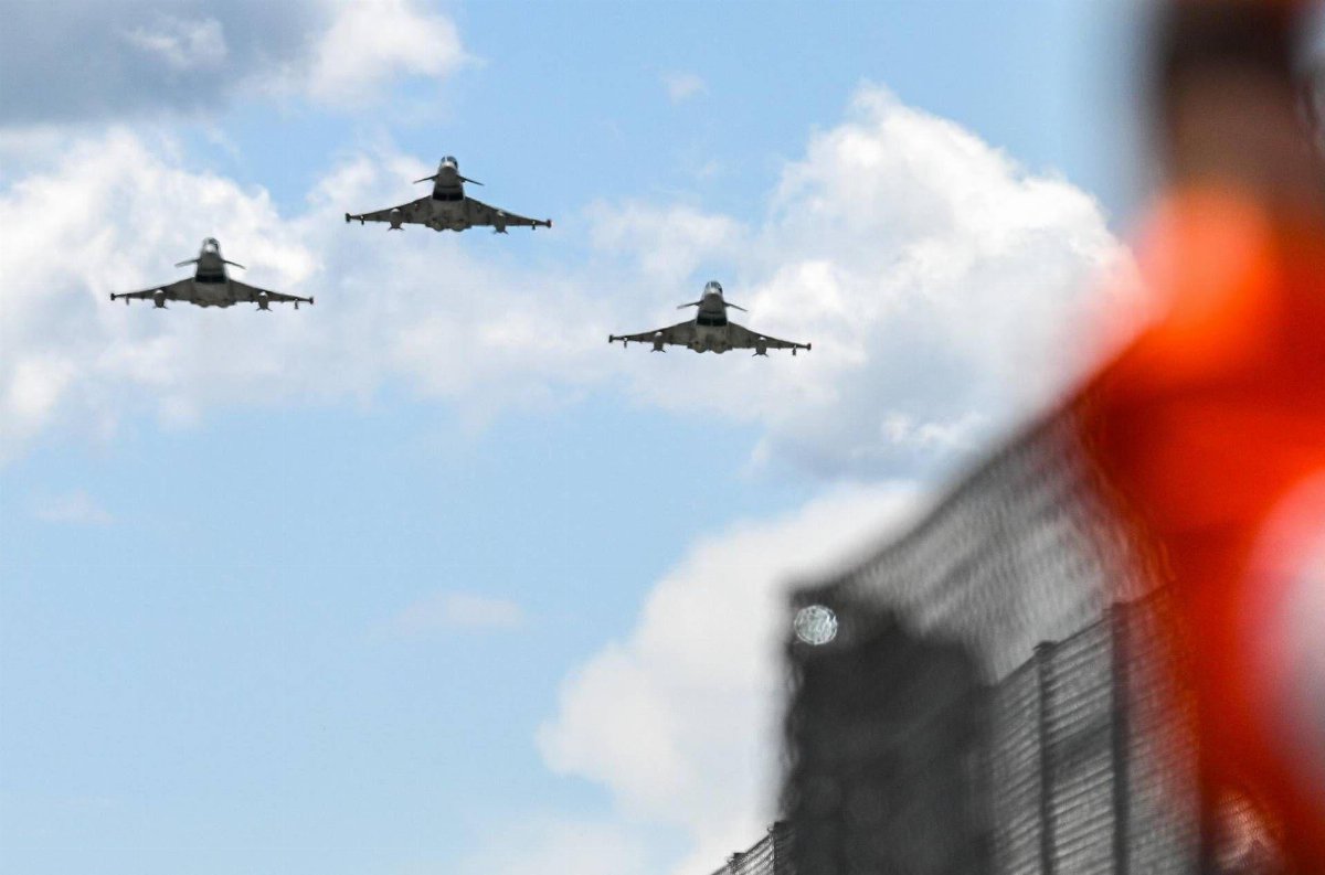 Regno Unito invia caccia in Polonia, Mosca accusa la Nato: È in guerra con la Russia