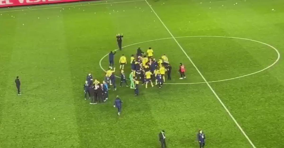 Giocatori Fenerbahce picchiati in campo, follia in Turchia - Video