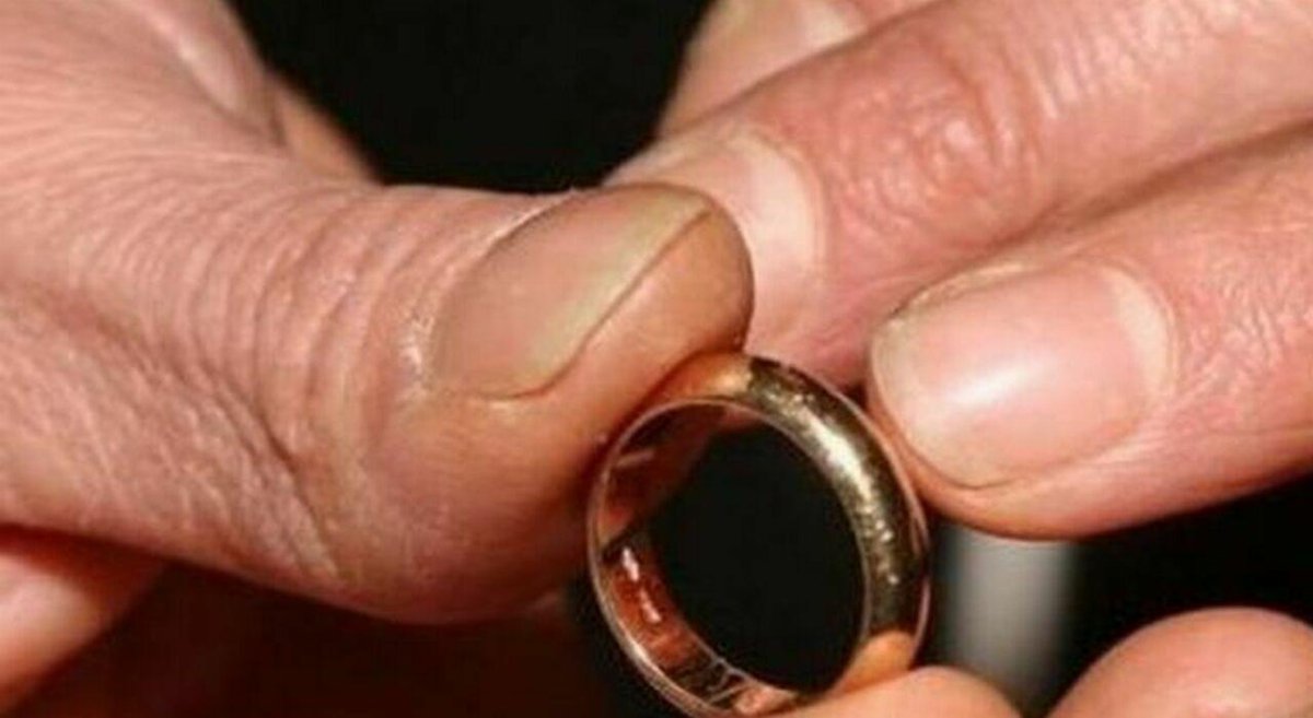 Fede nuziale perduta da 50 anni ritrovata in uliveto: gioia e lacrime al riconoscimento