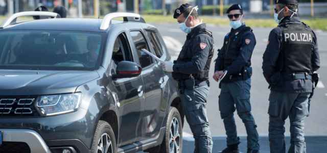 Si fingono rider e rapinano 28enne :  Vittima malmenata e legata da Rom 