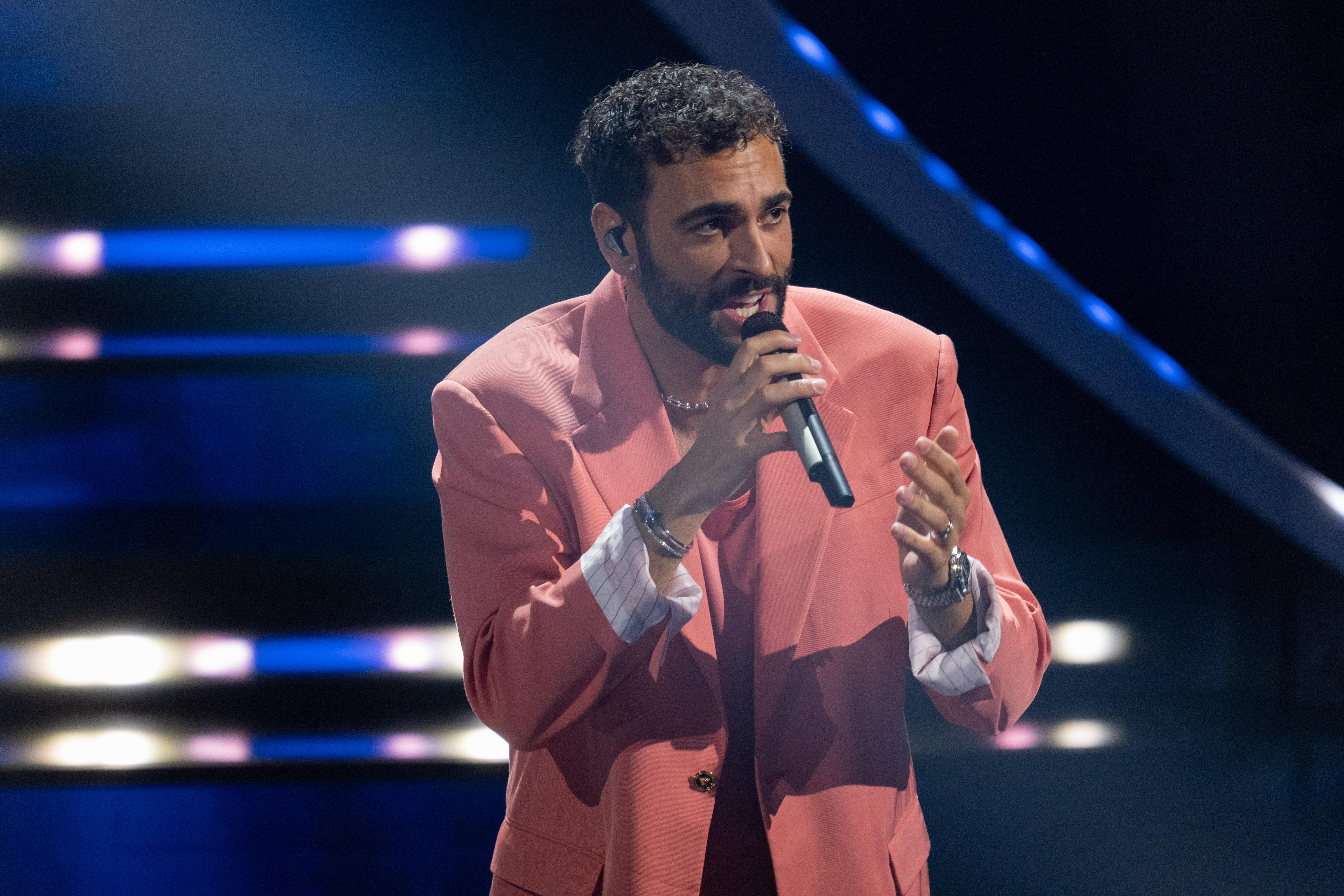 Marco Mengoni a Sanremo 2024: studio come fosse esame università