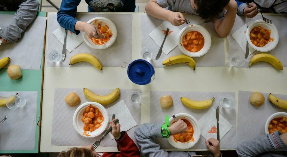 Desenzano, sangue sui piatti della mensa scolastica: sanzione e nuove regole igieniche