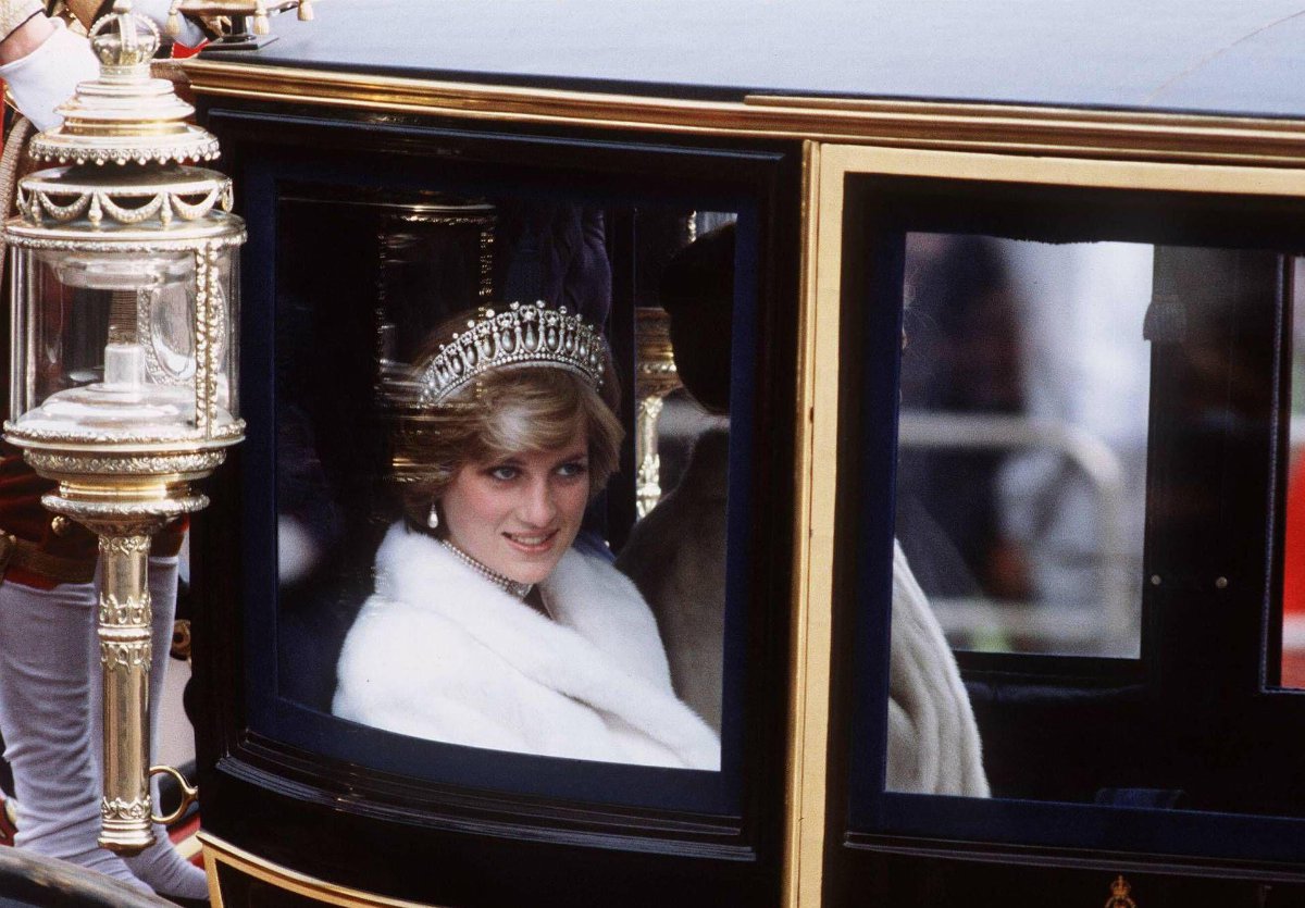 Addio a David Thomas, storico Gioielliere della Corona tra Windsor e Gioielli di Stato Addio a David Thomas, storico Gioielliere della Corona tra Windsor e Gioielli di Stato