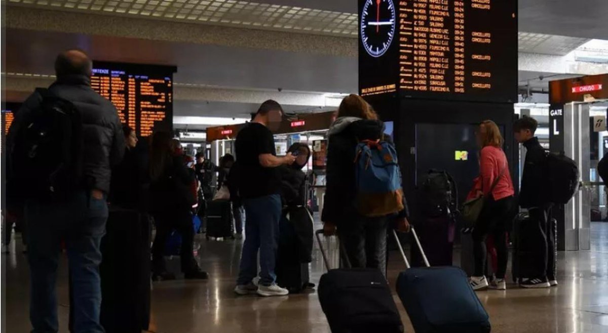 Scioperi di febbraio, trasporti a rischio in tutta Italia: treni, voli e bus fermi in più date