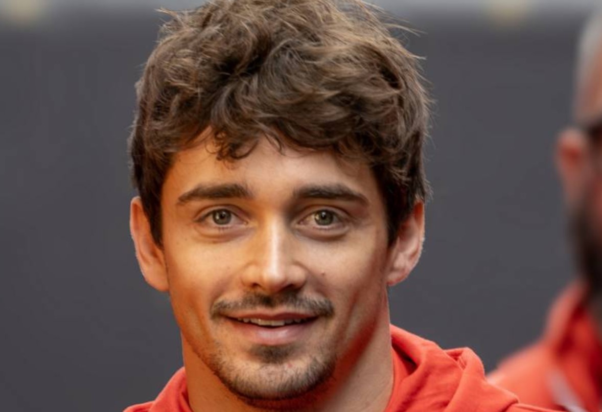 Leclerc cancella i social dal telefono, difende Vasseur e respinge le voci Ferrari