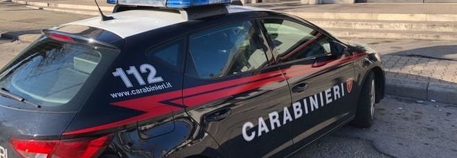 Tenta di soffocare la moglie perchè ha l'amante : Il figlio di 14 anni salva la mamma a Bibbiano Tenta di soffocare la moglie perchè ha l'amante : Il figlio di 14 anni salva la mamma a Bibbiano