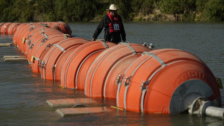 Barriera Galleggiante nel Texas: Misura Anti-Immigrazione o Pericolo Umanitario?