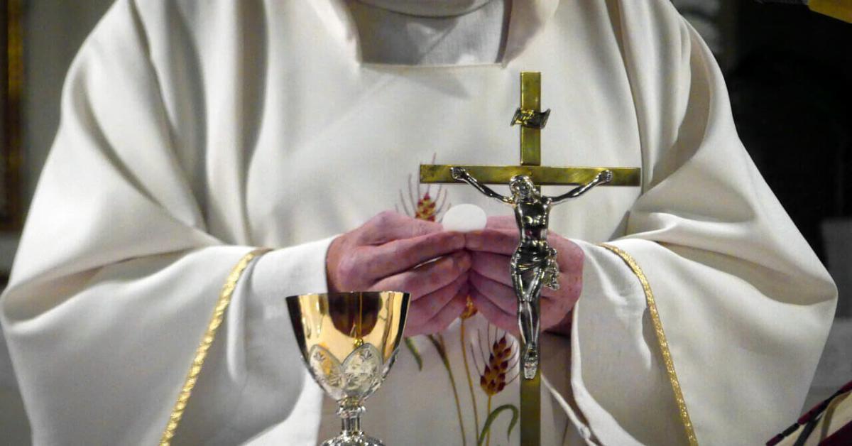 Cessaniti, avvelenamento sventato in chiesa: candeggina nel vino del prete