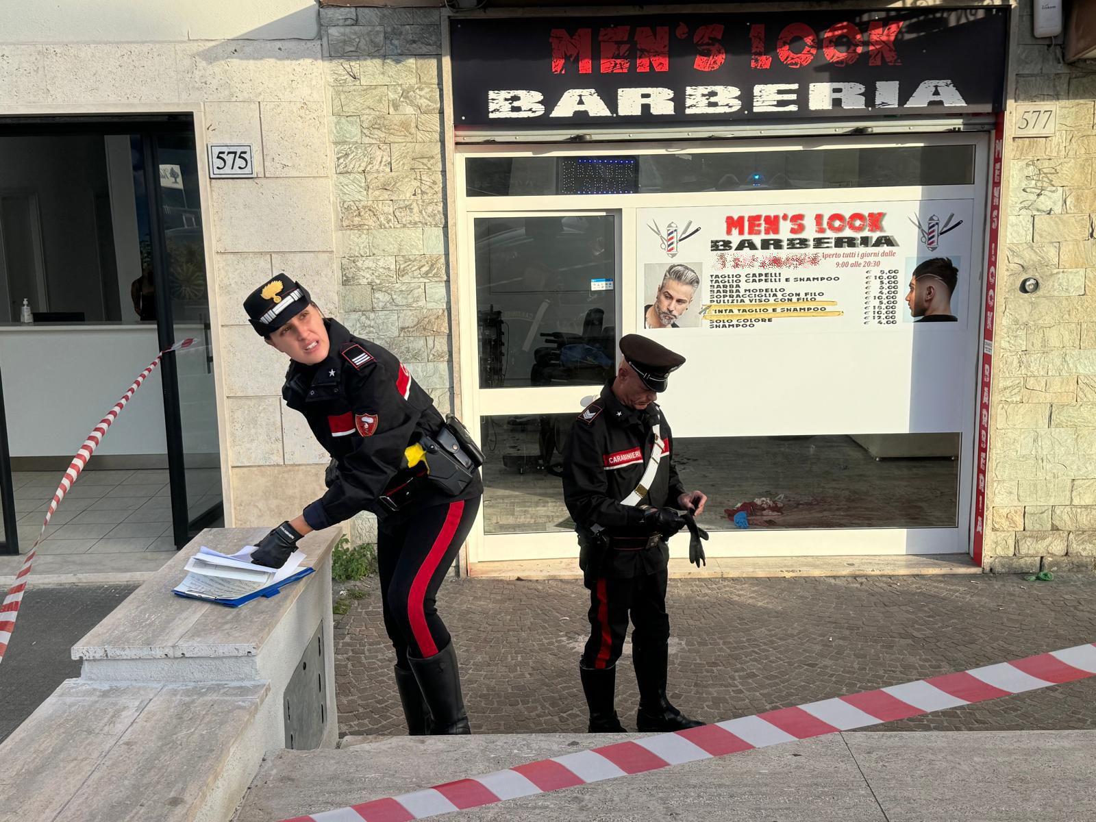 Roma: cliente ferito gravemente dal barbiere con le forbici dopo lite