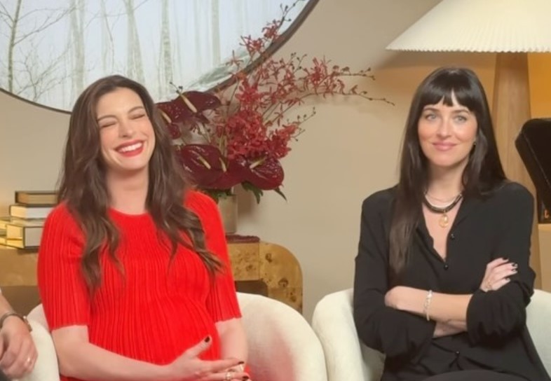 Anne Hathaway e Dakota Johnson, la sintonia nata sul set di Verity va oltre il lavoro