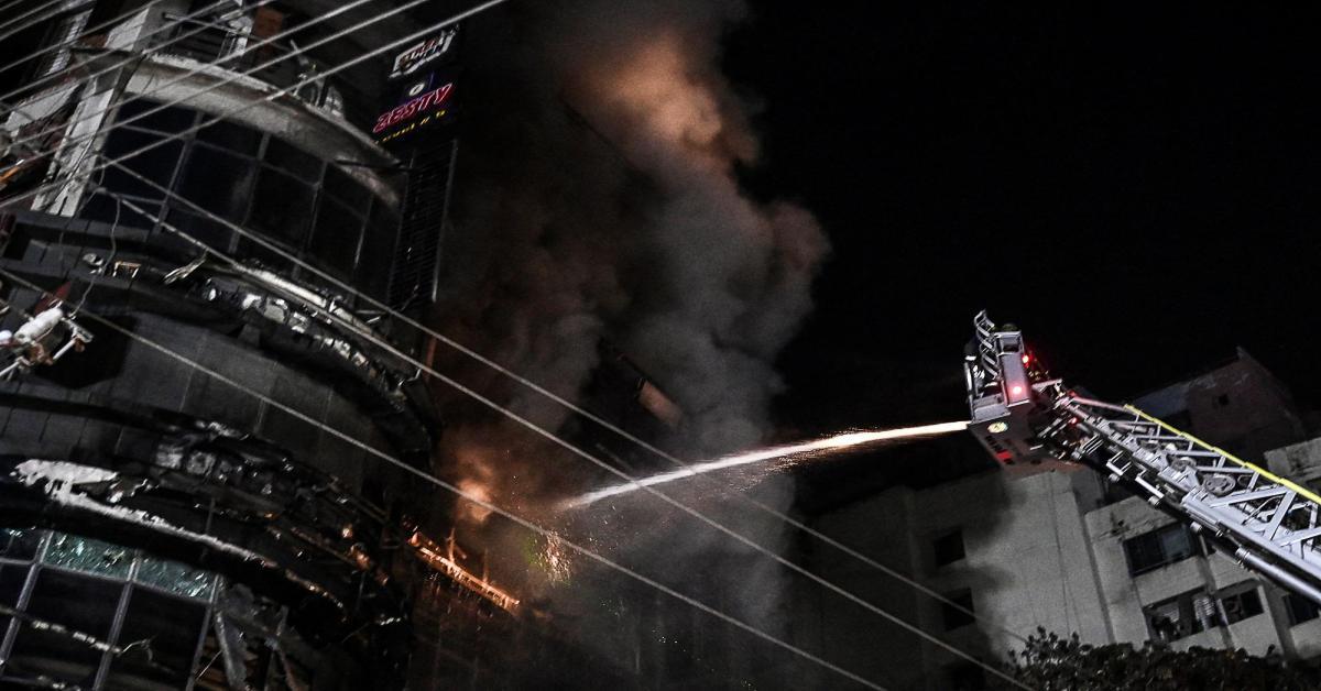 Incendio in un palazzo a Dacca, Bangladesh: almeno 44 morti e decine di feriti