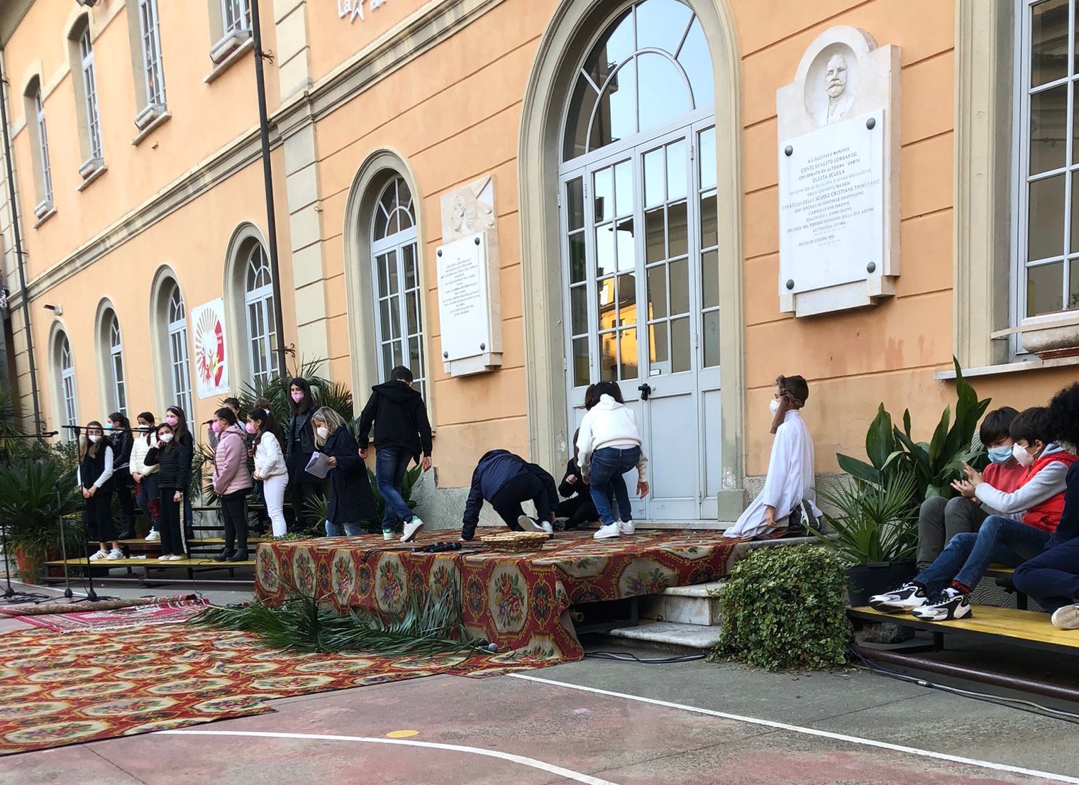 Grande spettacolo degli alunni dei  dai Fratelli delle scuole cristiane di Massa per gli auguri