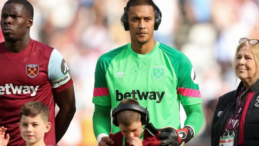 Il Portiere del West Ham Areola con le cuffie come la mascotte affetta da autismo