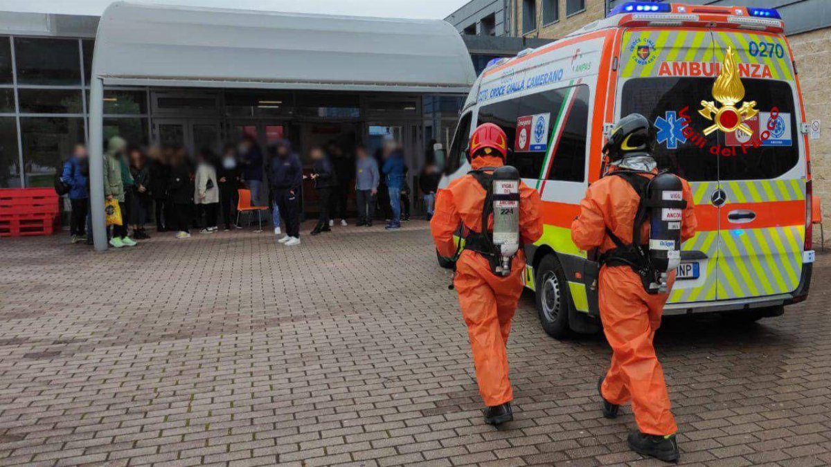 Ancona, scuola evacuata per sostanza urticante: tre studenti ricoverati, venti persone assistite
