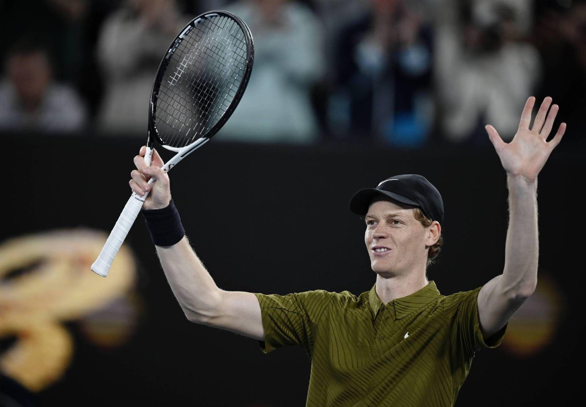 Jannik Sinner resiste ai crampi e rimonta Spizzirri: qualificazione agli ottavi agli Australian Open Jannik Sinner resiste ai crampi e rimonta Spizzirri: qualificazione agli ottavi agli Australian Open