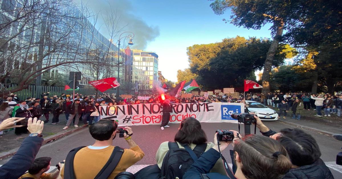 Roma, mille studenti davanti sede Rai: Stop a propaganda sionista