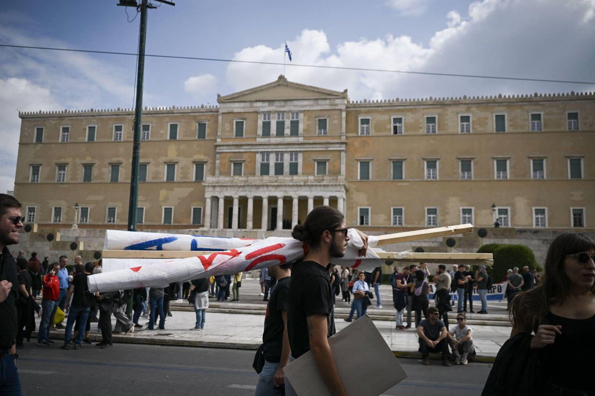Giornata lavorativa di 13 ore in Grecia: approvata la legge tra proteste e scioperi Giornata lavorativa di 13 ore in Grecia: approvata la legge tra proteste e scioperi