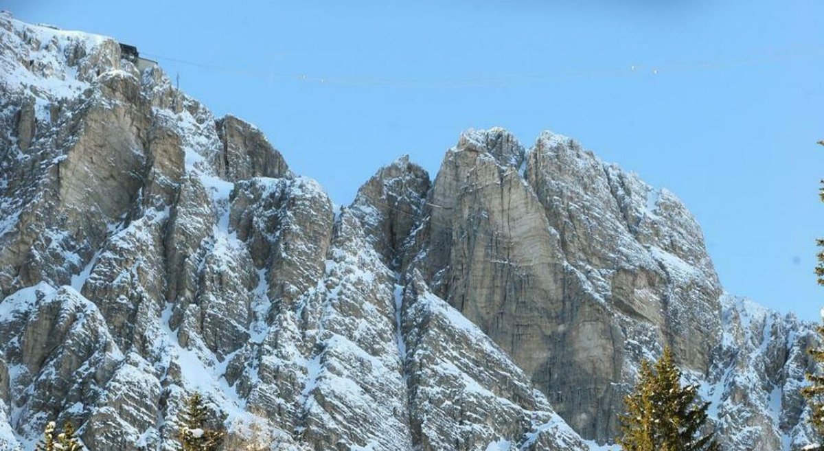 Sciatore fuori pista provoca una slavina nel Bellunese: salvato e denunciato Sciatore fuori pista provoca una slavina nel Bellunese: salvato e denunciato