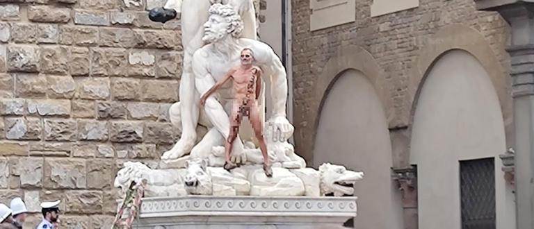 Provocazione Artistica a Firenze: Nudo su Statua di Ercole e Caco nella Piazza della Signoria