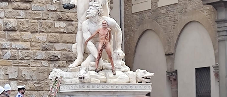 Provocazione Artistica a Firenze: Nudo su Statua di Ercole e Caco nella Piazza della Signoria Provocazione Artistica a Firenze: Nudo su Statua di Ercole e Caco nella Piazza della Signoria