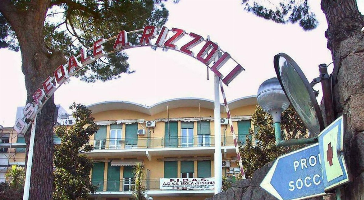 Studenti bevono acqua in bottiglia e si sentono male a Casamicciola Terme: verifiche sul lotto