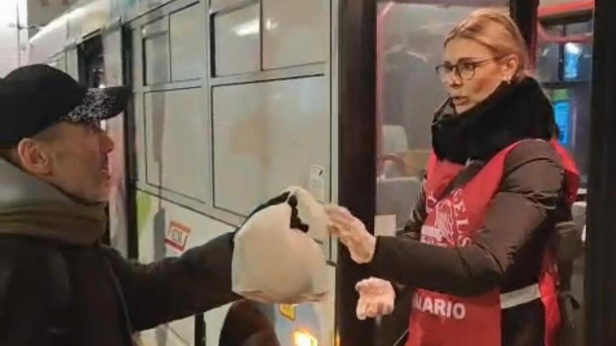 Martina Colombari, Billy e Achille Costacurta volontari con i City Angels a Capodanno Martina Colombari, Billy e Achille Costacurta volontari con i City Angels a Capodanno