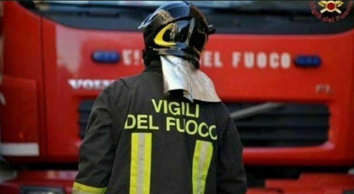 Esplosione ad Arezzo, casa crollata e incendio: soccorsi al lavoro tra le macerie Esplosione ad Arezzo, casa crollata e incendio: soccorsi al lavoro tra le macerie