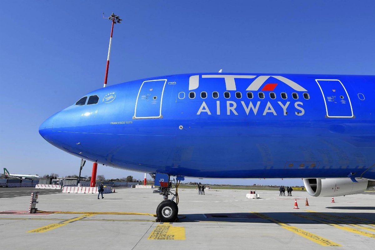 Paura in volo: aereo Ita Airways colpisce stormo di gabbiani e torna indietro a Palermo
