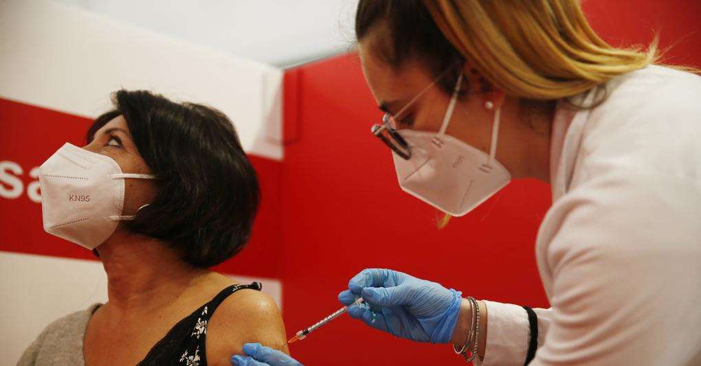 Vaccini per dipendenti, firmato l’accordo governo-parti sociali