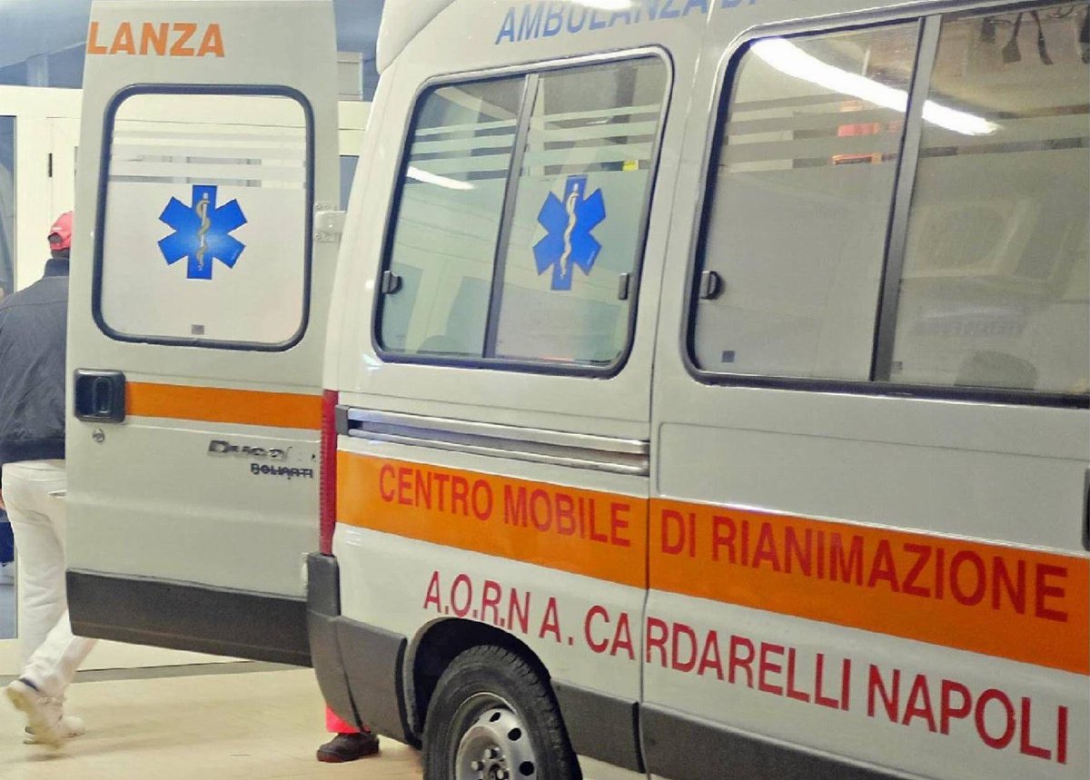 Ascensore precipita in un condominio a Torre del Greco: feriti padre, madre e due figli