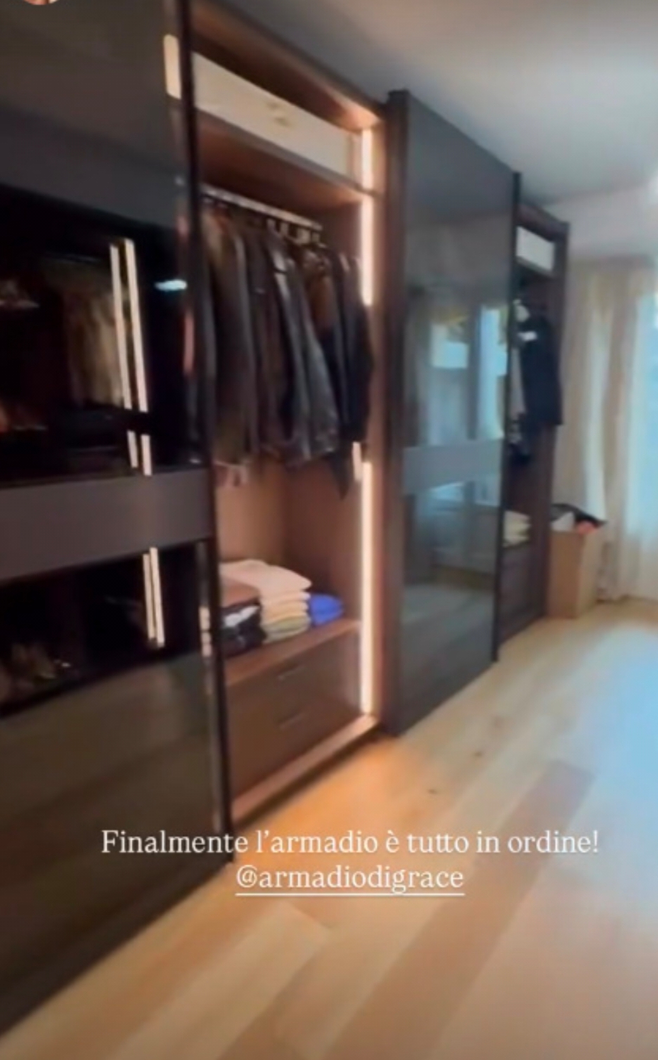 Belen Rodriguez mostra la maxi cabina armadio di casa: Sembra un negozio