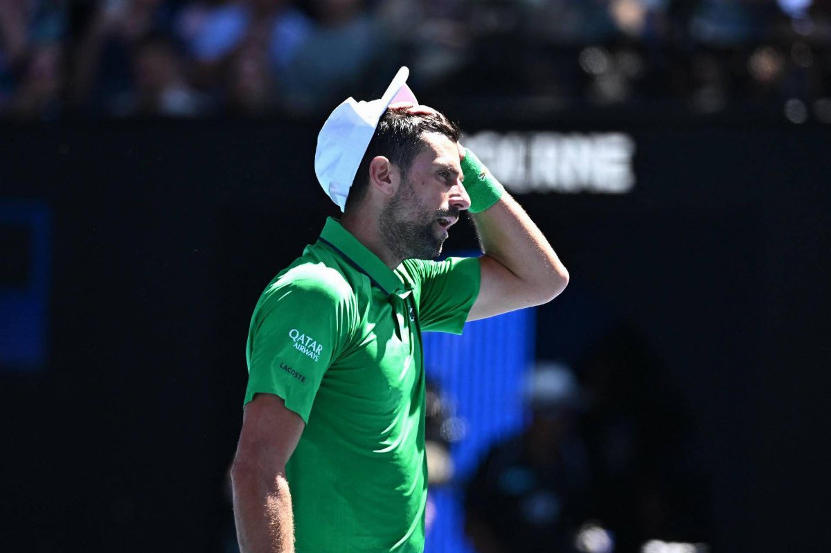 Australian Open, Djokovic agli ottavi dopo un episodio rischioso Australian Open, Djokovic agli ottavi dopo un episodio rischioso