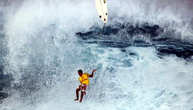 Mikala Jones: Addio al Surfista Professionista che ha Sconvolto il Mondo del Surf