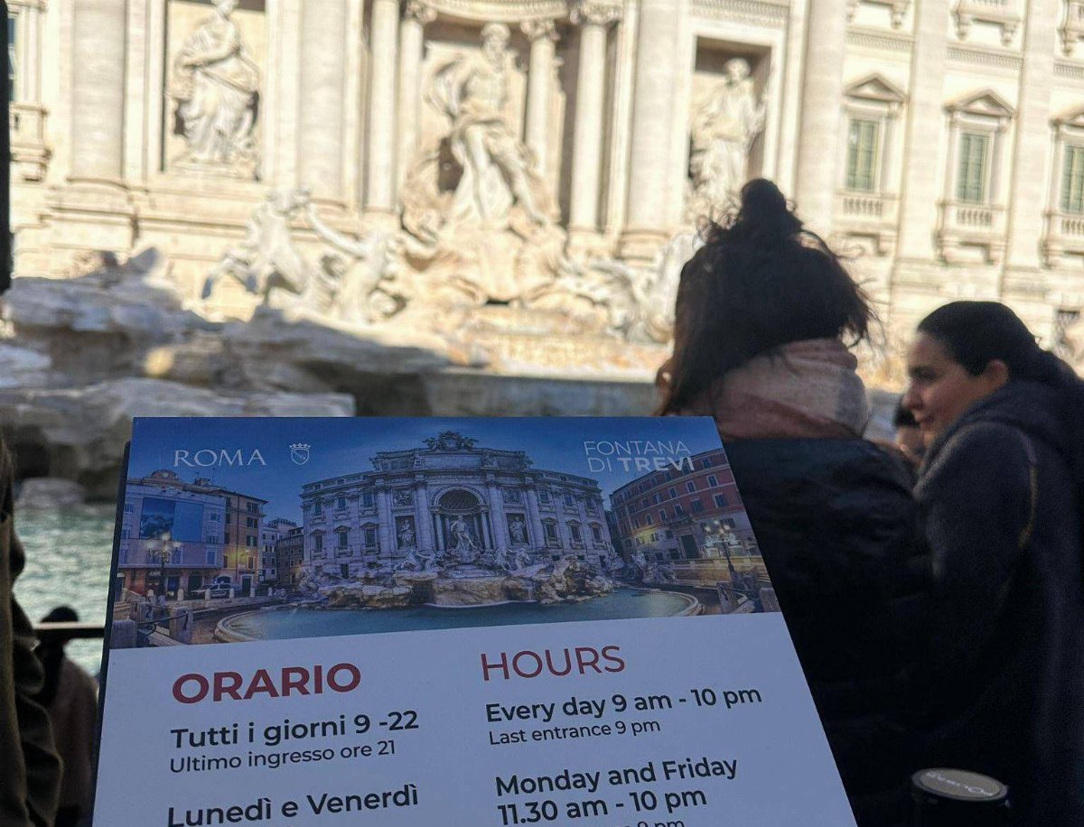 Fontana di Trevi a pagamento: al via i biglietti da 2 euro per i visitatori Fontana di Trevi a pagamento: al via i biglietti da 2 euro per i visitatori