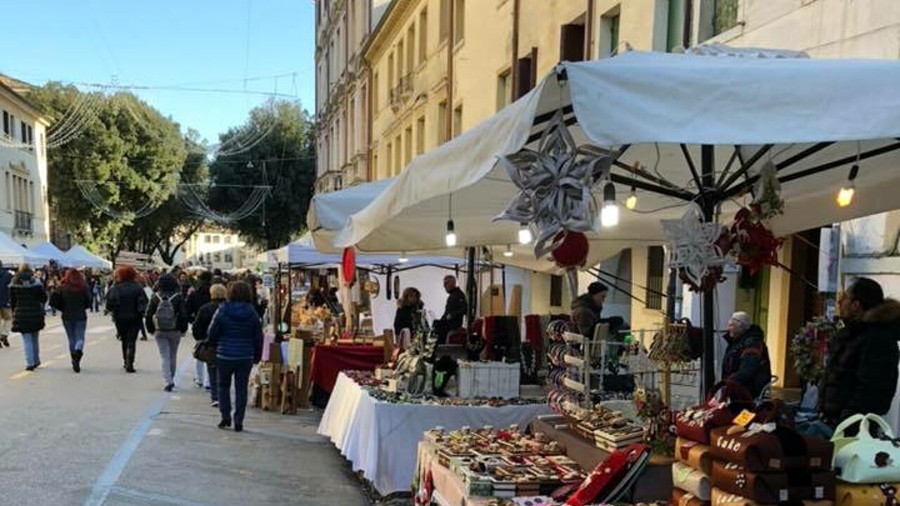 Obbligo Green Pass : espositori rinunciano al mercatino di Borgo Cavour