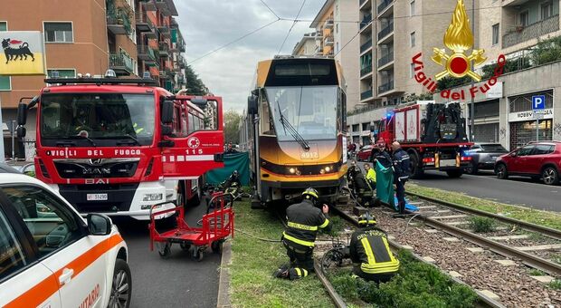 A Milano 14enne travolto e ucciso in bici dal tram
