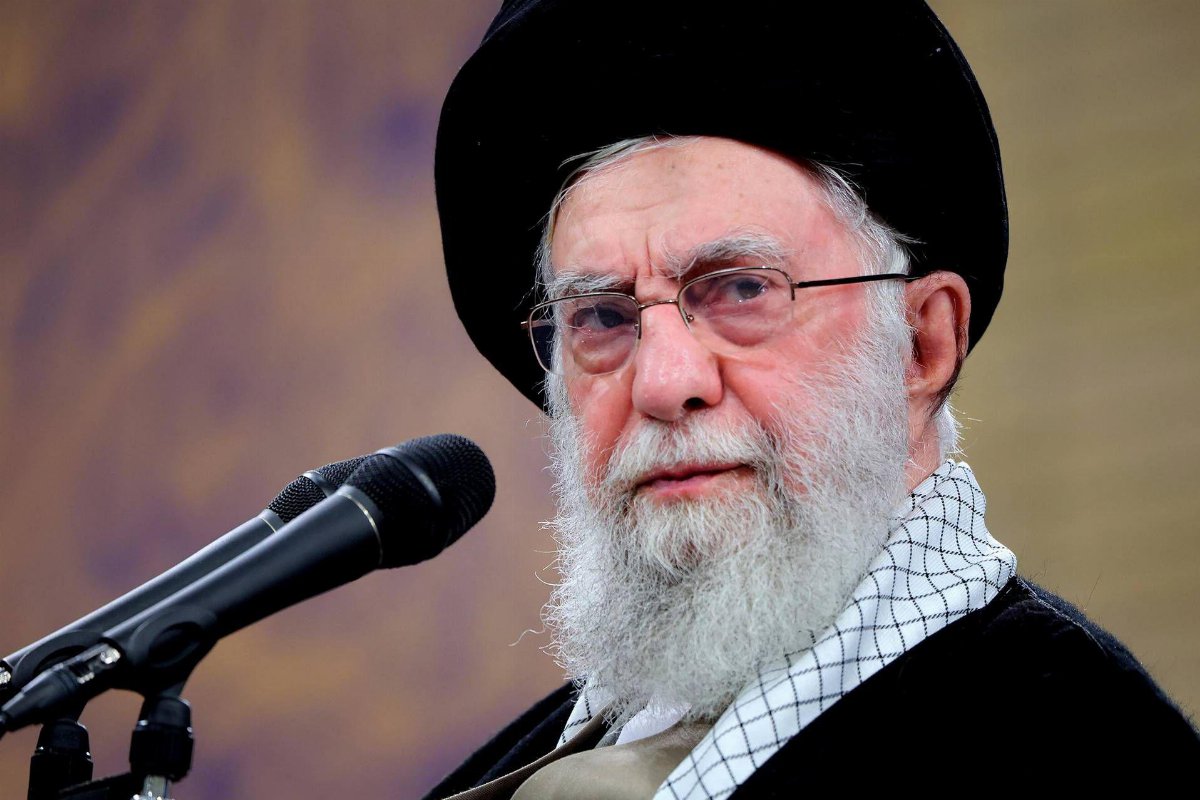 Crisi Iran, chi è Ali Khamenei: il percorso della Guida Suprema diventata ayatollah in una notte Crisi Iran, chi è Ali Khamenei: il percorso della Guida Suprema diventata ayatollah in una notte