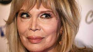 Amanda Lear senza peli sulla lingua su Alba Parietti e Simona Ventura 