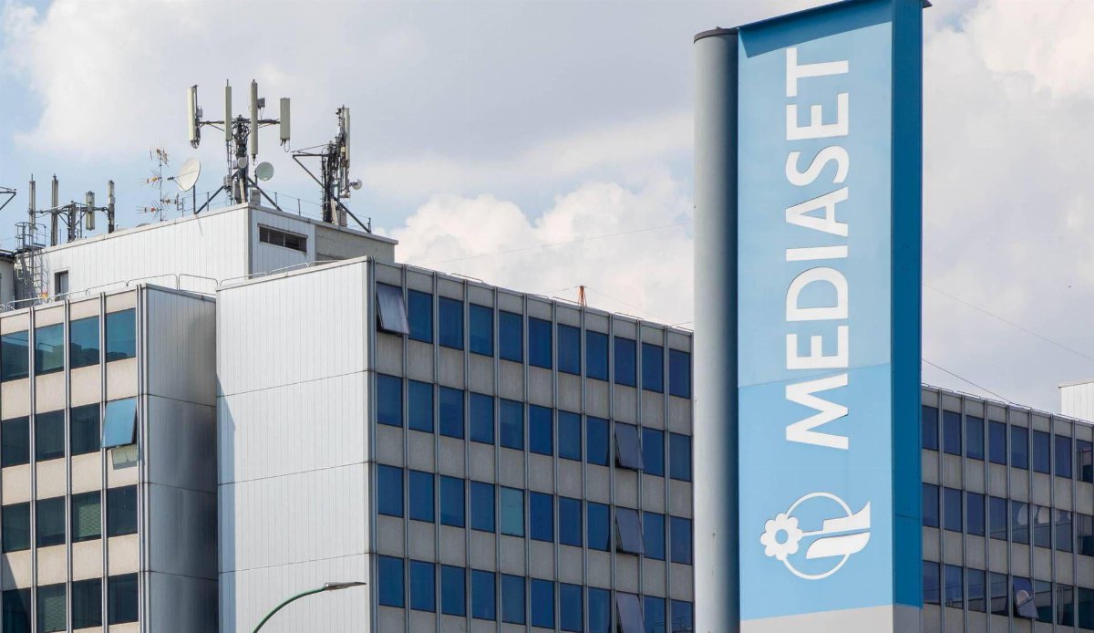 Mediaset contro il video di Corona: accuse respinte e ordine del giudice sulla rimozione dei contenuti