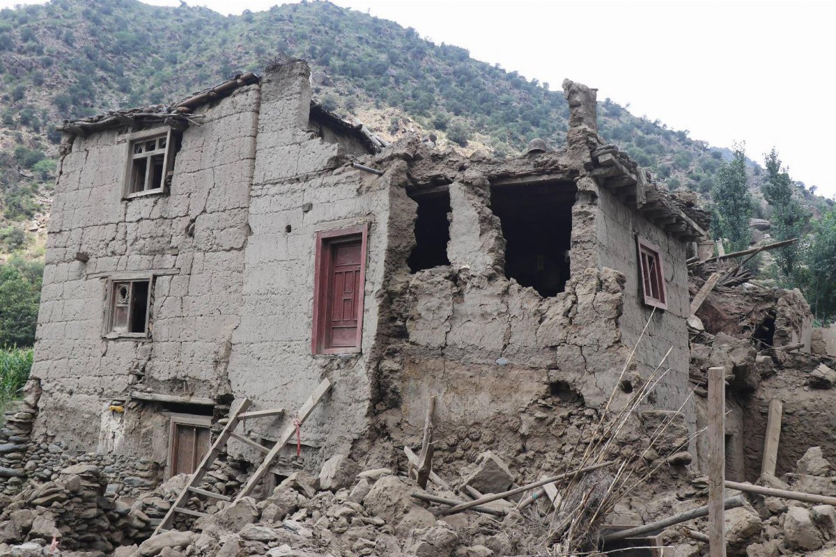 Terremoto in Afghanistan, oltre 1.100 morti e più di 3.200 feriti: distrutte 8.000 case