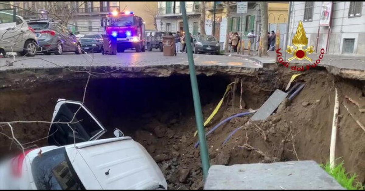 Napoli: voragine in strada inghiotte due vetture