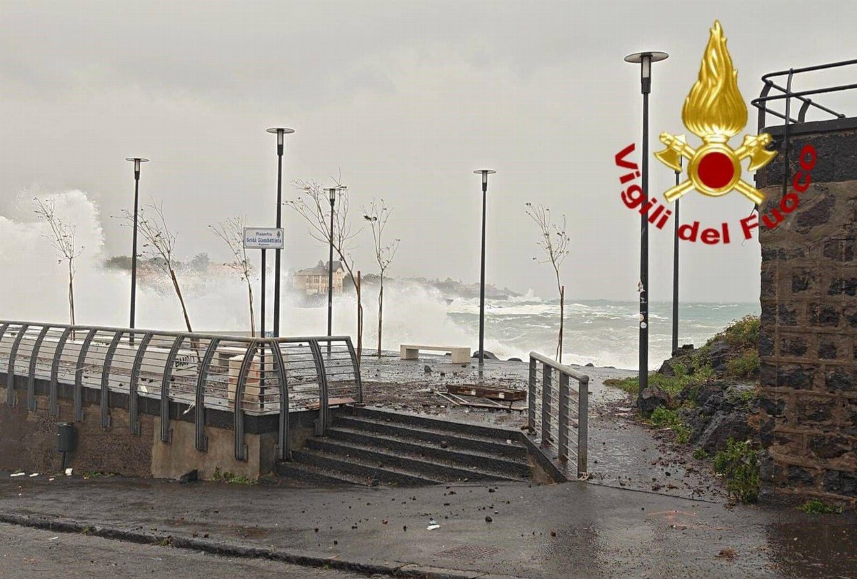 Maltempo in Sicilia, il ciclone Harry provoca evacuazioni e scuole chiuse a Catania