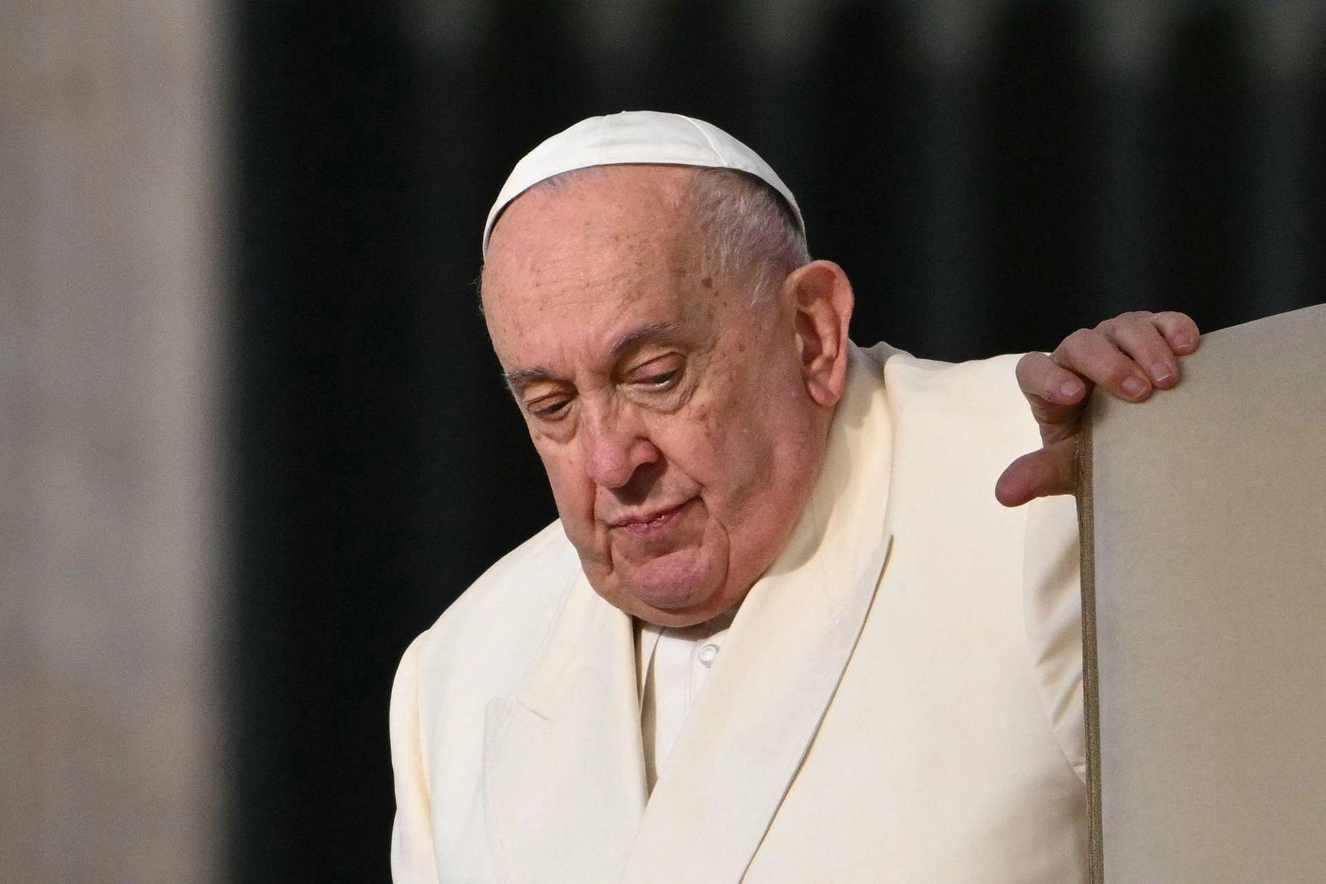 Papa Francesco: notte tranquilla, condizioni critiche ma stabili