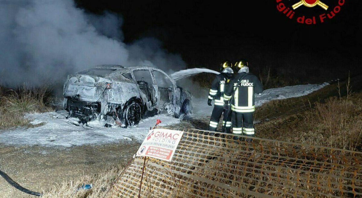 Auto elettrica in fiamme a Sovizzo, conducente si salva fermandosi in tempo