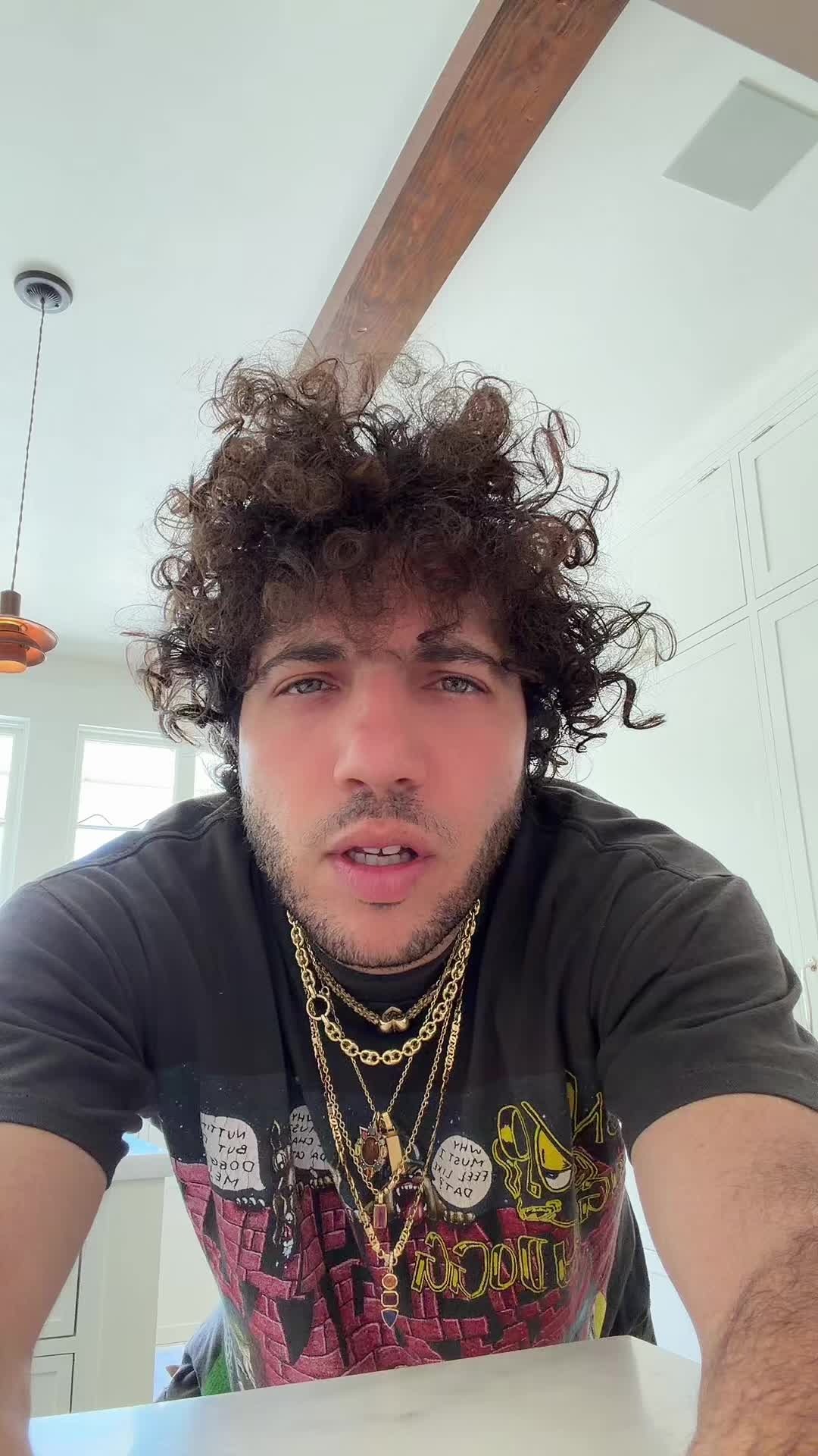 Benny Blanco raggiunge Selena Gomez in nave, la paura di volare lo porta fino a Londra