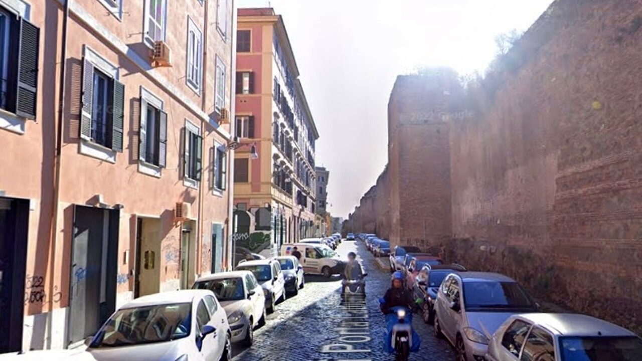 Scontro Notturno a San Lorenzo, Roma: Urine e Calci al Portone Scatenano Tensioni