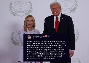 trump elogia trump elogia