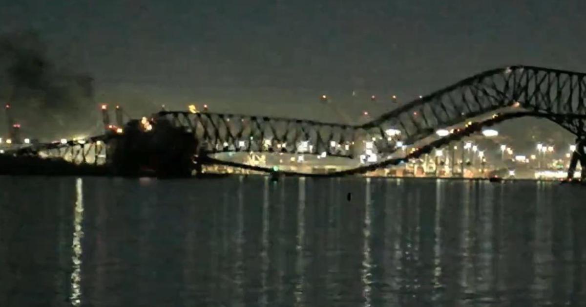 Nave contro ponte a Baltimora: crolla struttura, persone e auto nel fiume - Video