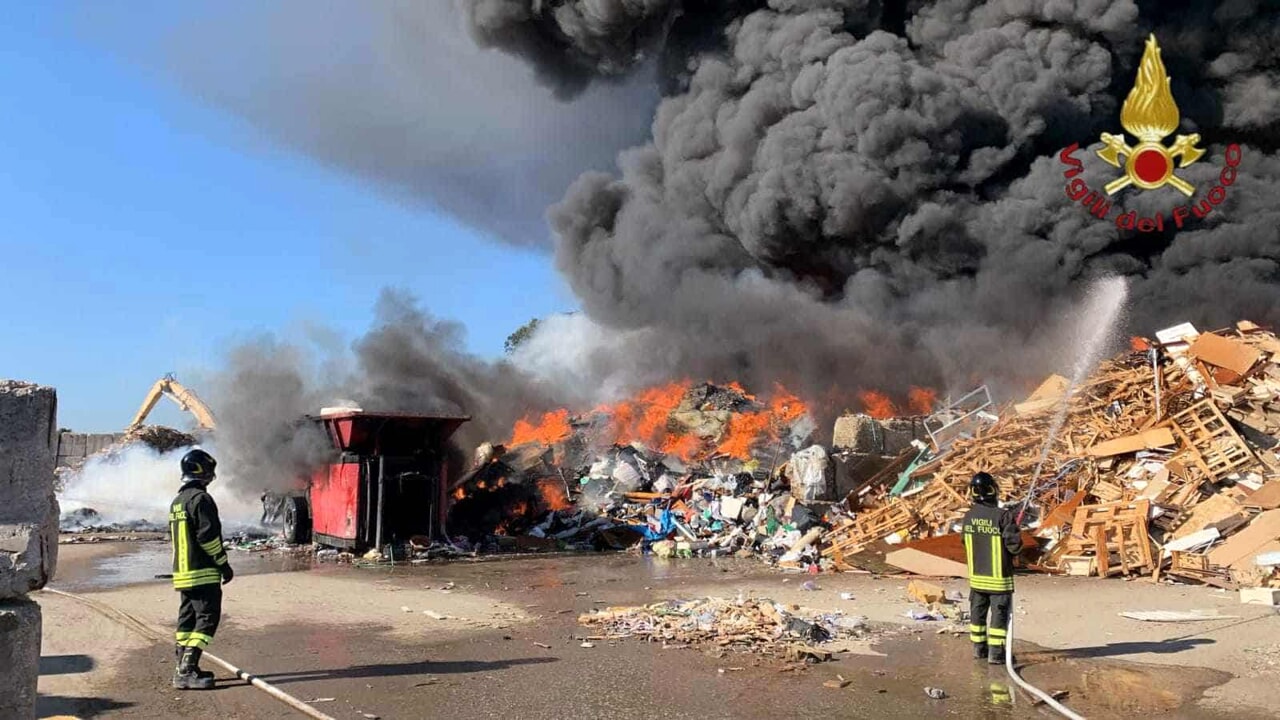 Incendio Ecologico a Ciampino: Colonna di Fumo Nero Vicino all