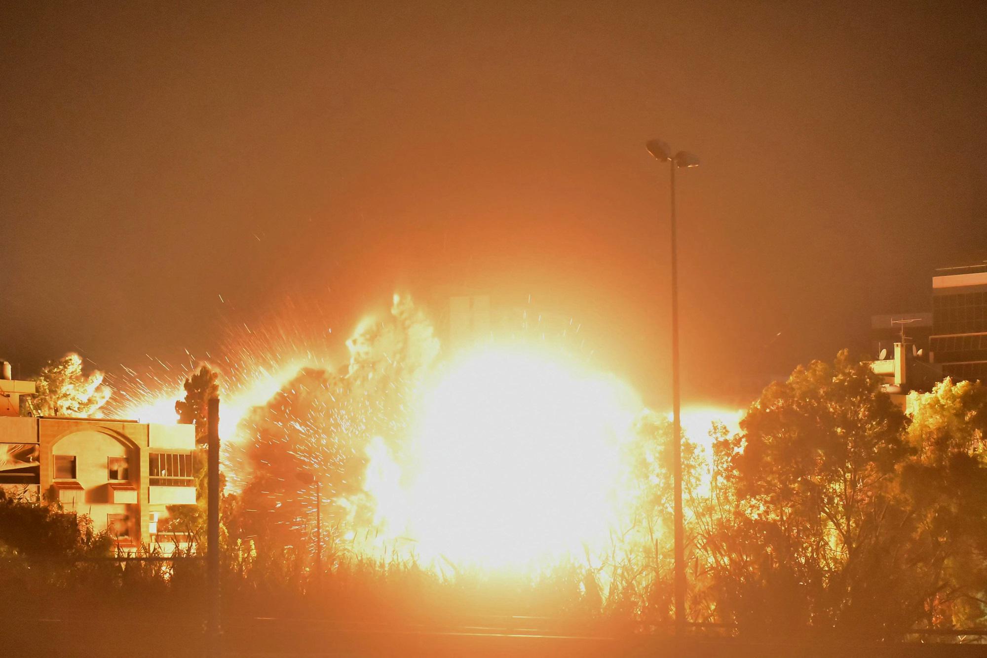 Raid israeliano su Beirut: distrutto edificio di otto piani, almeno 4 morti e 23 feriti